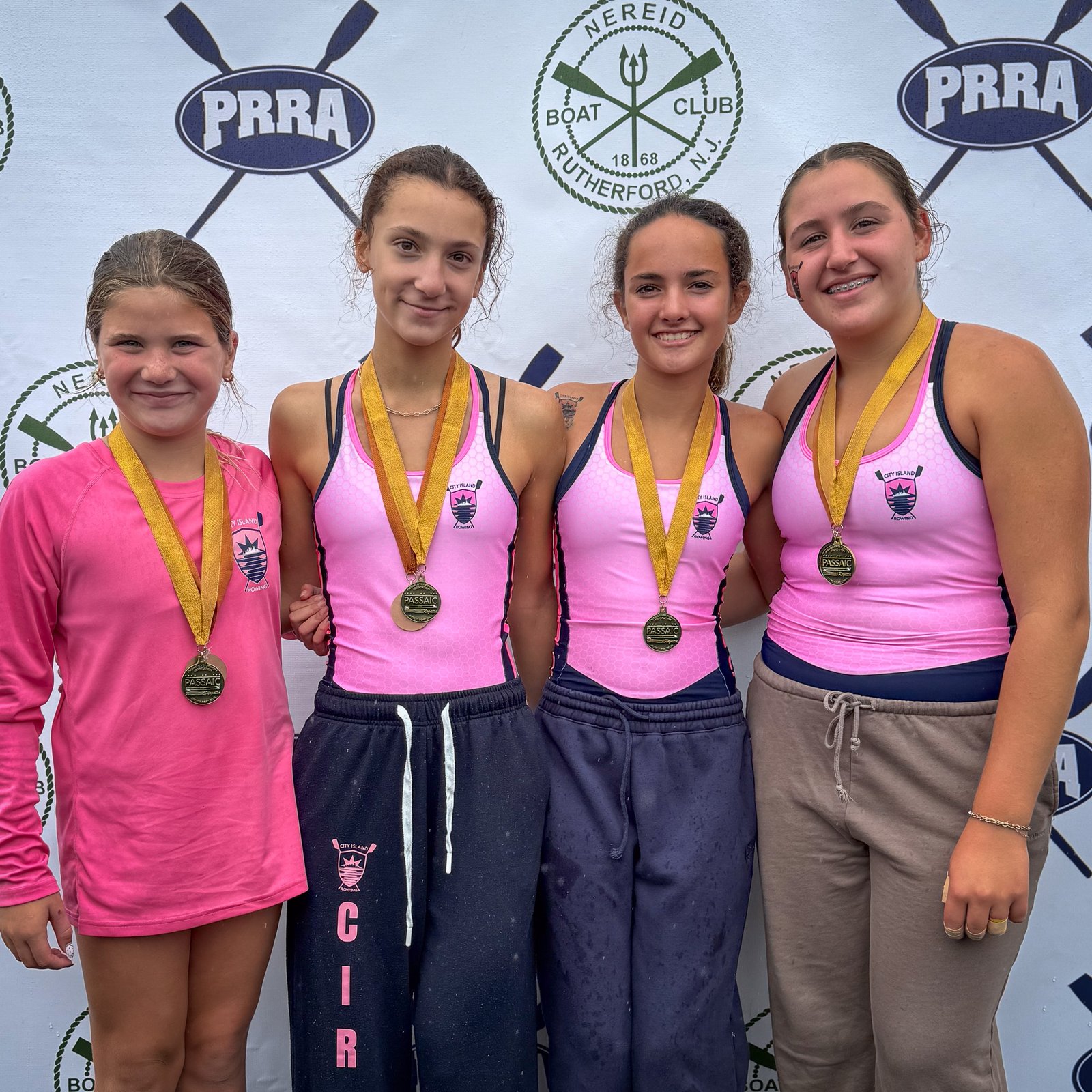 The MS 4x+ with their gold medals